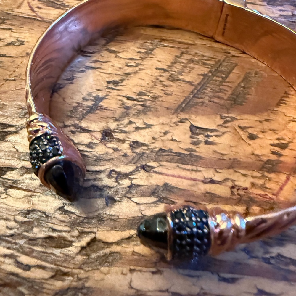 Black spinal. Elegant Black androse gold Women's Bracelet